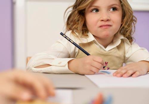 بالصورة.. طفلة تتهم معلمتها بارتكاب “جريمة حرب”