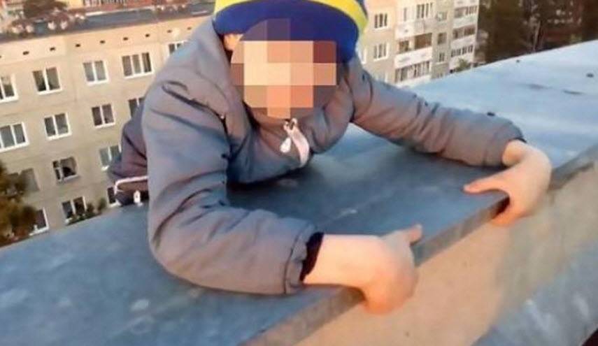 شاهد طفل يتعلق بمبنى ويثير رعب المشاهدين!