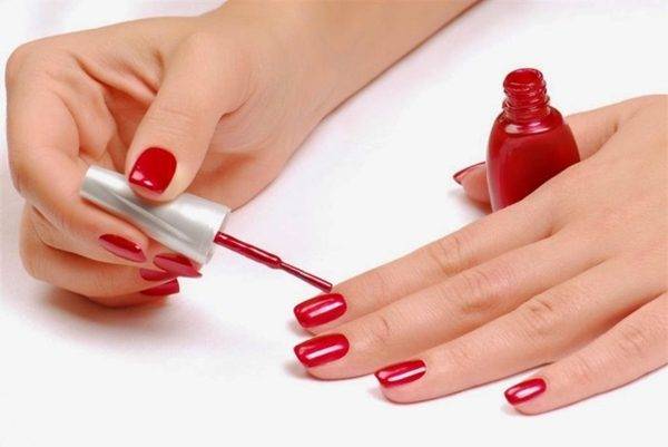 احذرن.. طلاء الأظافر قد يسبب مشاكل بالانجاب!
