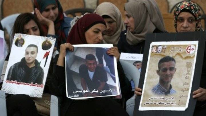 نقل أكثر من 300 معتقل فلسطيني من المضربين عن الطعام إلى المستشفى
