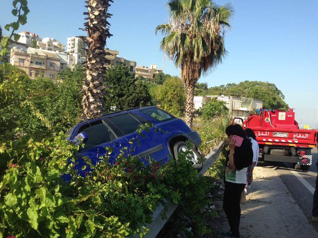 جريحة بانحراف سيارتها على اوتوستراد العقيبة