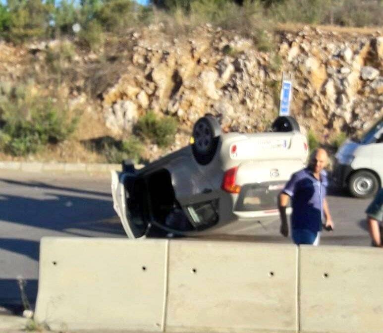 بالصورة.. تدهور سيارة على اوتوستراد المتن السريع