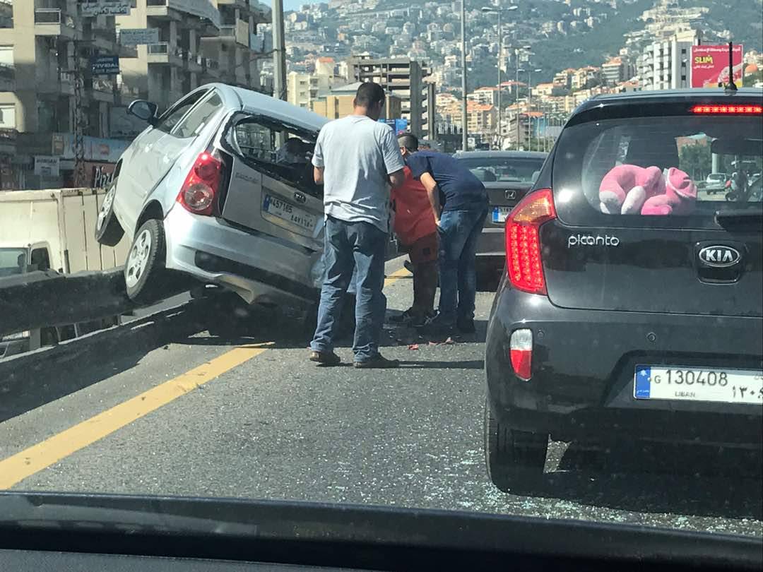 سقوط جريح اصابته طفيفة بسبب حادث سير على اوتوستراد جونية وحركة المرور كثيفة في المحلة