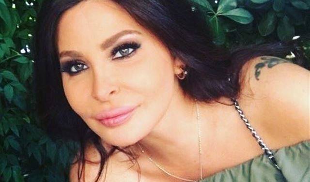 هجوم حاد على إليسا بسب كأس من الخمر!