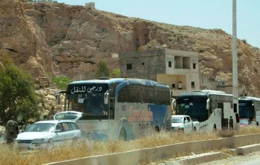 خروج اخر دفعة من المدنيين ومقاتلي المعارضة من حي برزة الدمشقي