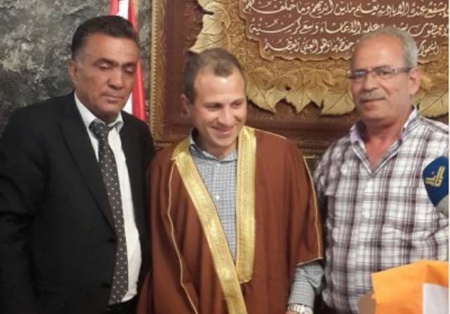 بالصور.. باسيل بـ"العباءة" البعلبكية