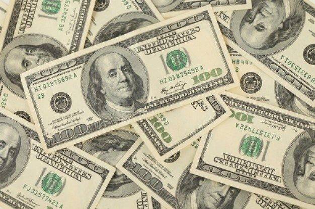 الدولار يتراجع مع تحول المعنويات العالمية إلى الحذر