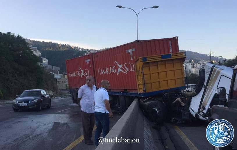 جريح نتيجة حادث اصطدام شاحنة بالفاصل الوسطي على اوتوستراد نهر ابراهيم و حركة المرور كثيفة في المحلة