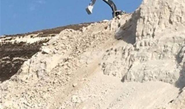 اهالي كفرحزير: لوقف عمل المقالع لنشرها الغبار السام