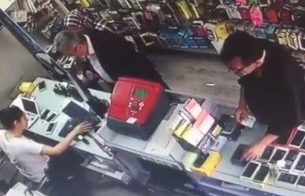 بالفيديو.. استغلّ انشغال البائعة ليقوم بفعلته!