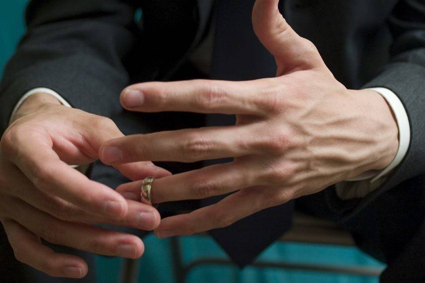إذا خلع الرجل خاتم الزواج.. فهل يقصد إنهاء علاقته بزوجته؟!
