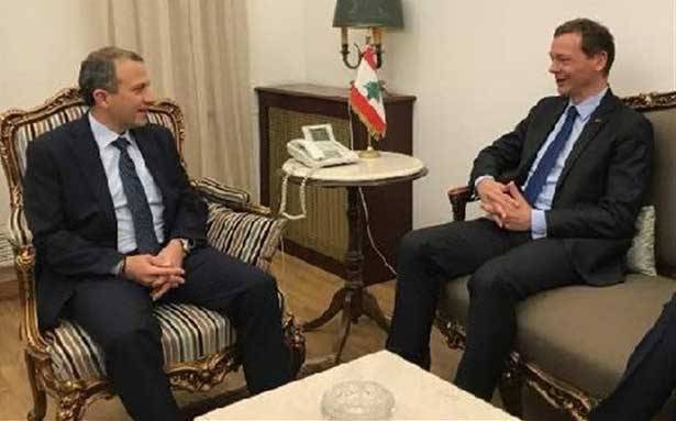 عون قلّد السفير الفرنسي وسام الأرز الوطني
بون مغادراً : سيكون التزام فرنسا للبنان فاعلاً