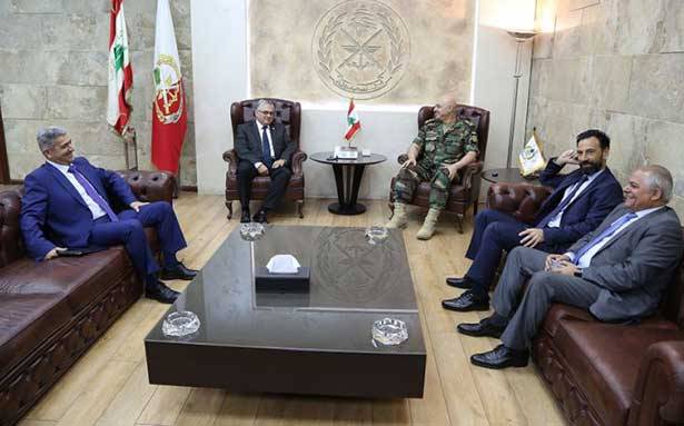 قائد الجيش عرض وكاربوني
التعاون بين الجيش والصليب الأحمر