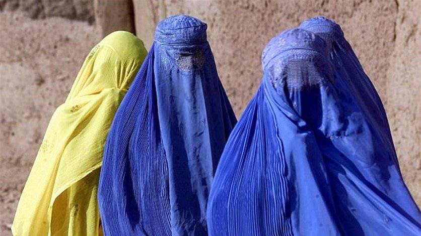 اغتصبها ابن عمها تحت تهديد السلاح... فعوقبت بالرجم حتى الموت!