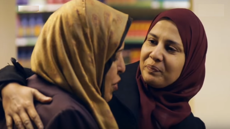 بالفيديو: لن تستطيع إخفاء دموعك .. شاب يرفض اصطحاب أمه بالسيارة لإرضاء زوجته!!