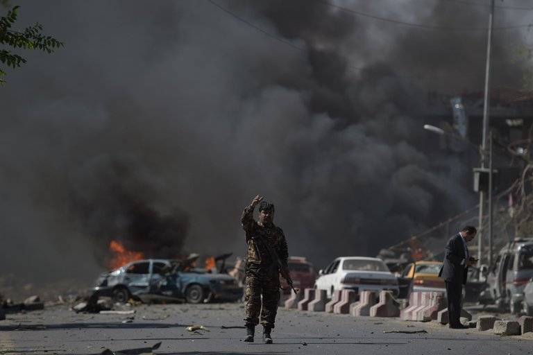 بالصور والفيديو - ارتفاع عدد قتلى تفجير كابول إلى 80 شخصًا وإصابة 350