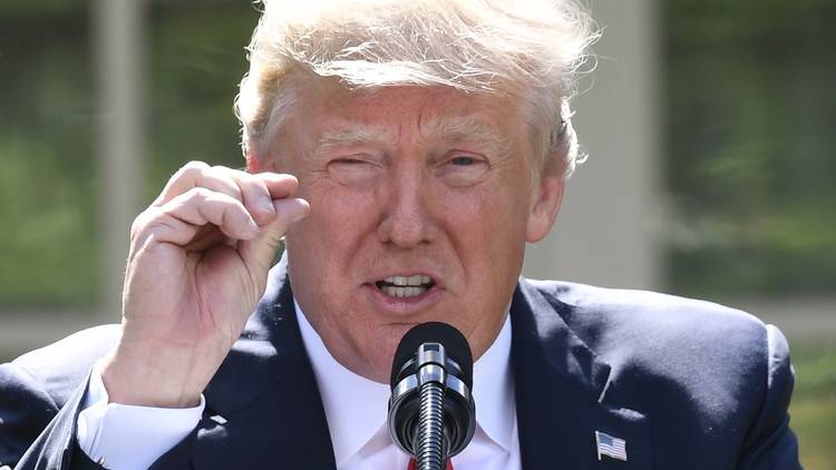 مسؤول أمريكي سابق: ترامب حاول رفع العقوبات المفروضة على روسيا منذ أيامه الأولى