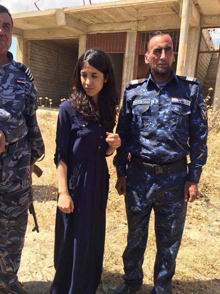 في مشهد مؤثر.. هكذا وقفت نادية اليزيدية على أطلال بيتها في العراق