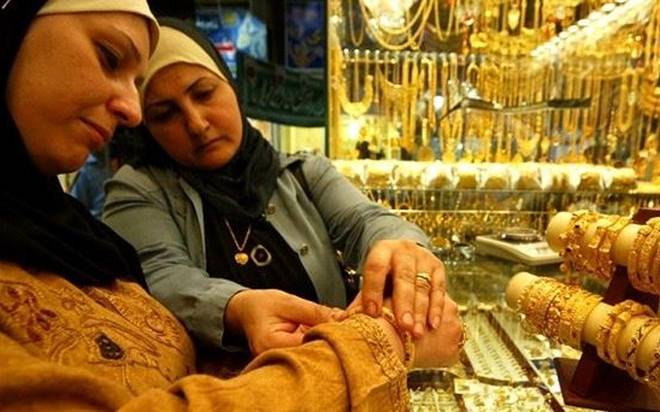 الذهب يتماسك قرب أعلى مستوى له في 5 أسابيع