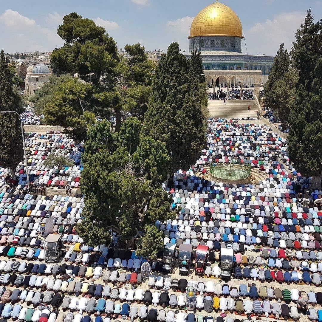 عشرات آلاف الفلسطينيين يؤدون صلاة الجمعة الأولى من شهر رمضان في المسجد الأقصى المبارك