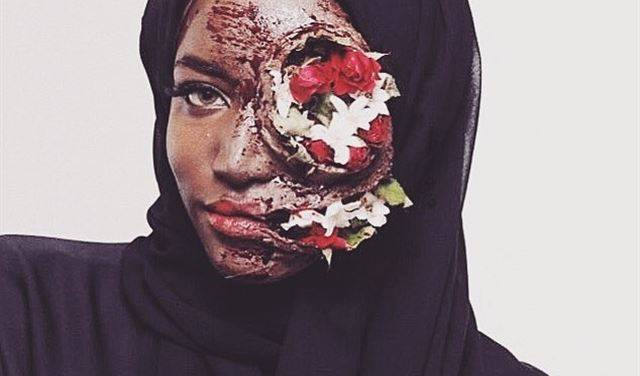 ناشطة سعودية تنشر صورة غريبة… فما الذي أصاب وجهها؟