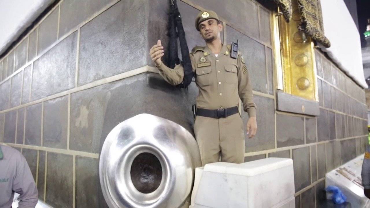 «شاهد» هل خطر في بالك يوماً ما هي مهمة حارس الحجر الأسود؟!