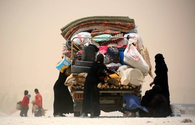 التحالف طلب منهم المغادرة.. 200 الف شخص فرّوا من الرقة السورية