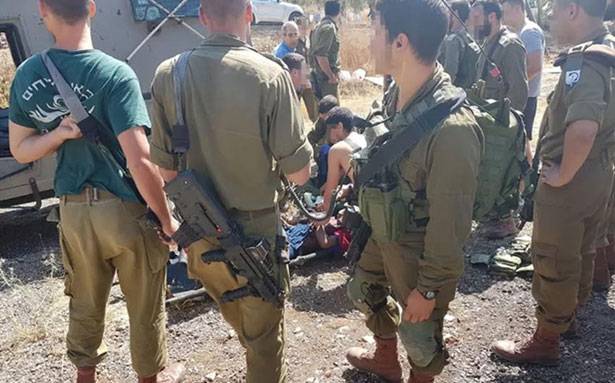فلسطينيّة تطعن جندياً إسرائيلياً .. ترامب أجّل نقل السفارة الأميركيّة الى القدس
