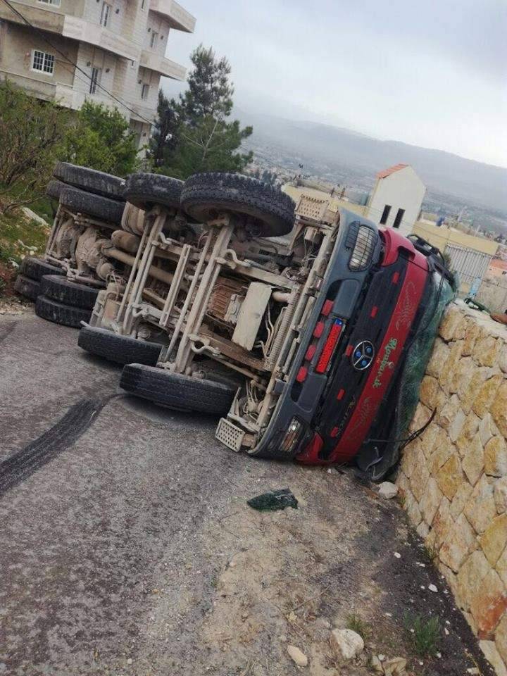 جريح بانقلاب ناقلة اسمنت في السويسة في عكار