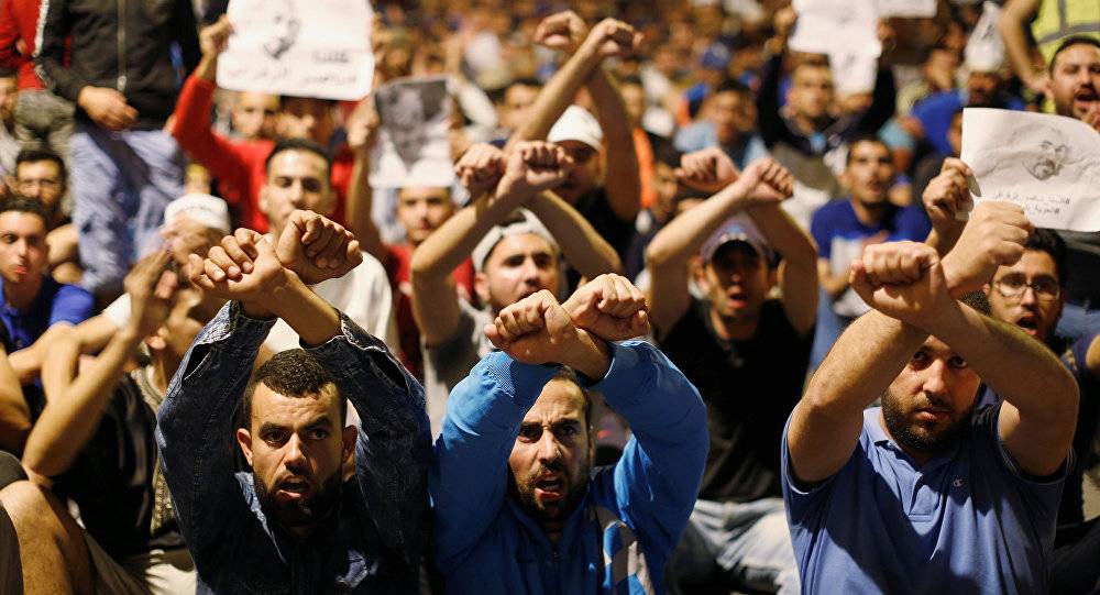 آلاف يتظاهرون في شمال المغرب بعد اعتقال قائد للاحتجاجات