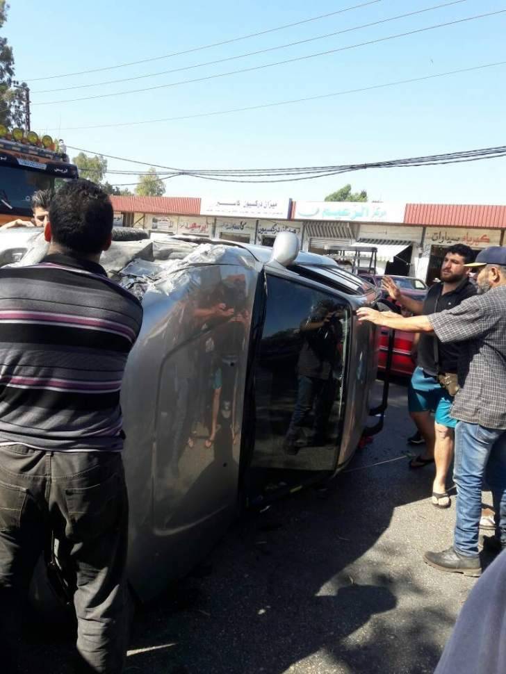 اصابة 4 مواطنين بسبب انقلاب سيارة في النبطية الفوقا