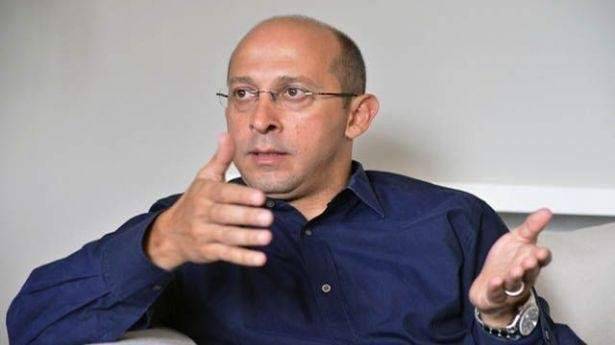 هل يدعو آلان عون إلى تكريس المناصفة؟