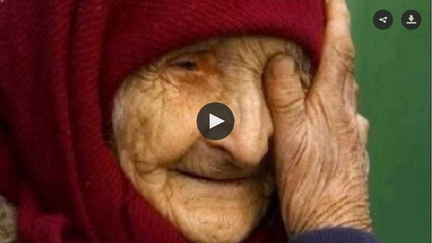 فيديو- إبن يترك رسالة مع والدته بالشارع.. وما في داخلها صادم!