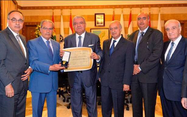 المجلس الماروني منح المشنوق وسامها المذهّب
الخازن: ليس غريباً عليه الاضطلاع مجدداً
بدور فاعل لتوفير انتخابات حرّة ونزيهة