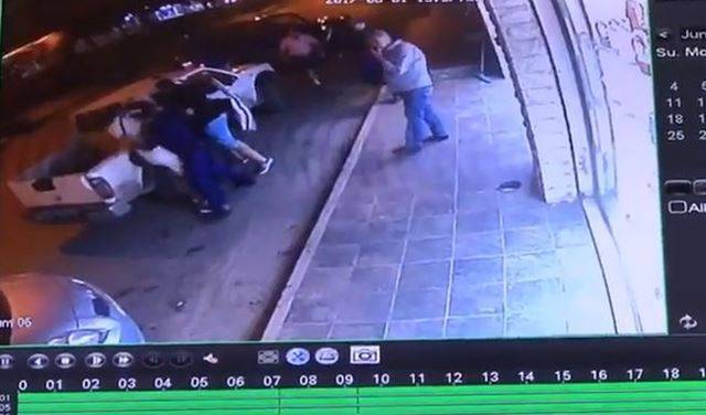 بالفيديو.. عضو بلدية زحلة يُشهر سلاحه