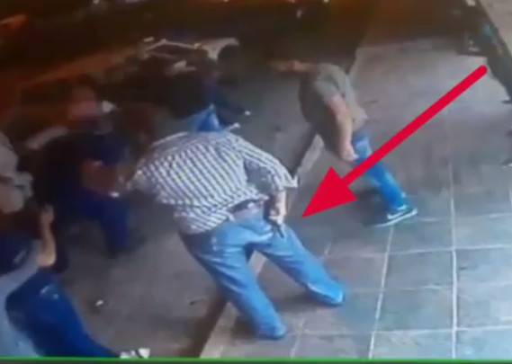 بالفيديو: هرج ومرج بين عناصر البلدية والشبان.. ماذا حصل في زحلة؟