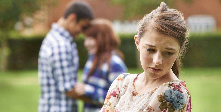 صديقتك المقرَّبة تزوجت.. هكذا تتغلبين على غيرتك وغضبك!