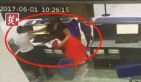 فيديو لحادثة فريدة.. هكذا صفعت موظّفة في المطار