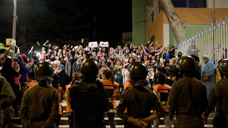 بالصور.. السلطات المغربية تتصدى لتظاهرة احتجاجية نسائية في شمال البلاد