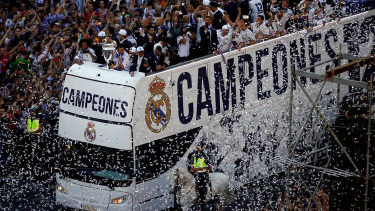 بالفيديو.. حافلة ملوك أوروبا تجوب شوارع مدريد