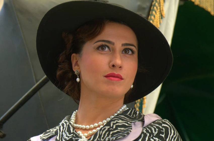 بالصورة.. فاروق الفيشاوي يخنق ميسون أبو أسعد!