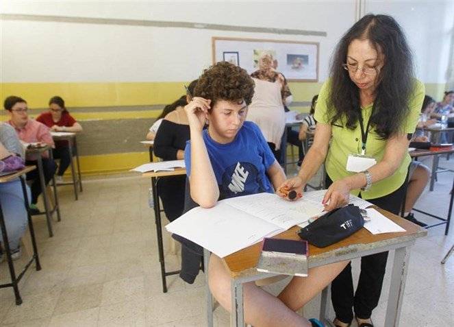 مار شربل يتدخّل في إمتحانات «المتوسطة».. وسؤال «الكهرباء» يستفزّ المرشّحين
