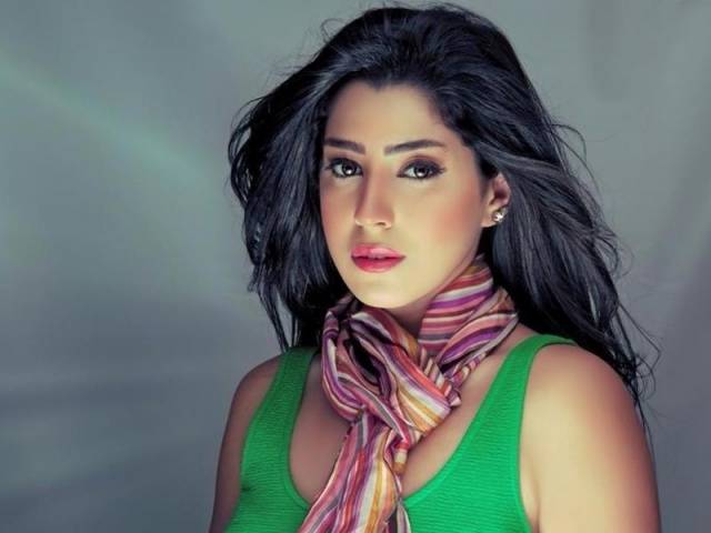 آيتن عامر تشتم زملائها الفنانين.. ما القصة؟