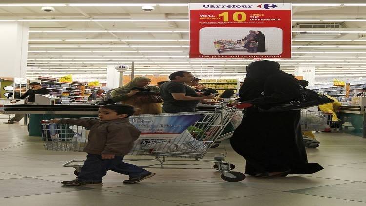 القطريون يتهافتون على المواد الغذائية وطهران مستعدة لتأمينها