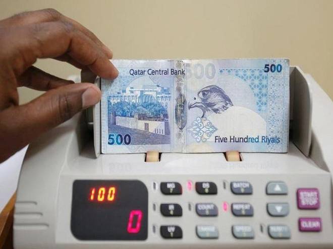 الريال القطري ينخفض مقابل الدولار في السوقين الفورية والآجلة