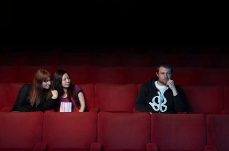 لماذا عليك أن تذهب إلى السينما وحدك؟