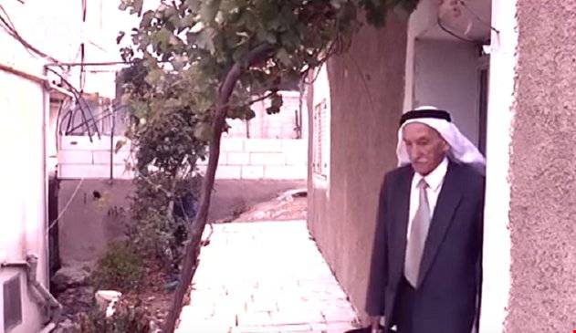 عمره 81 عاماً... فلسطيني يتحدى شيخوخته بالعلم ويخضع لامتحانات الثانوية
