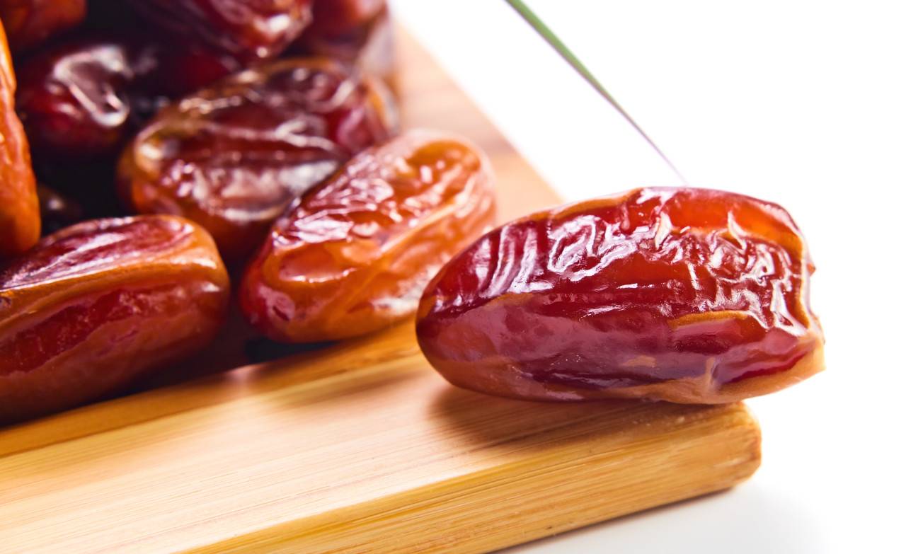 أقنعة التمر تعتني ببشرتك وشعرك في رمضان