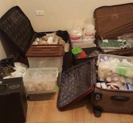 بالصور.. هذه هي المضبوطات التي عثر عليها بحوزة ابن شقيق الوزير