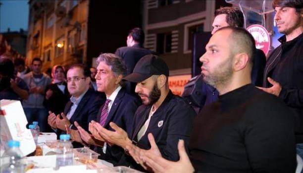 بالفيديو: بنزيمة يتناول الإفطار مع المسلمين في شوارع تركيا